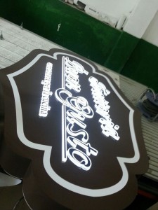 946560_10200114938091750_1111858770_n-225x300 Firma luminoasa dibond